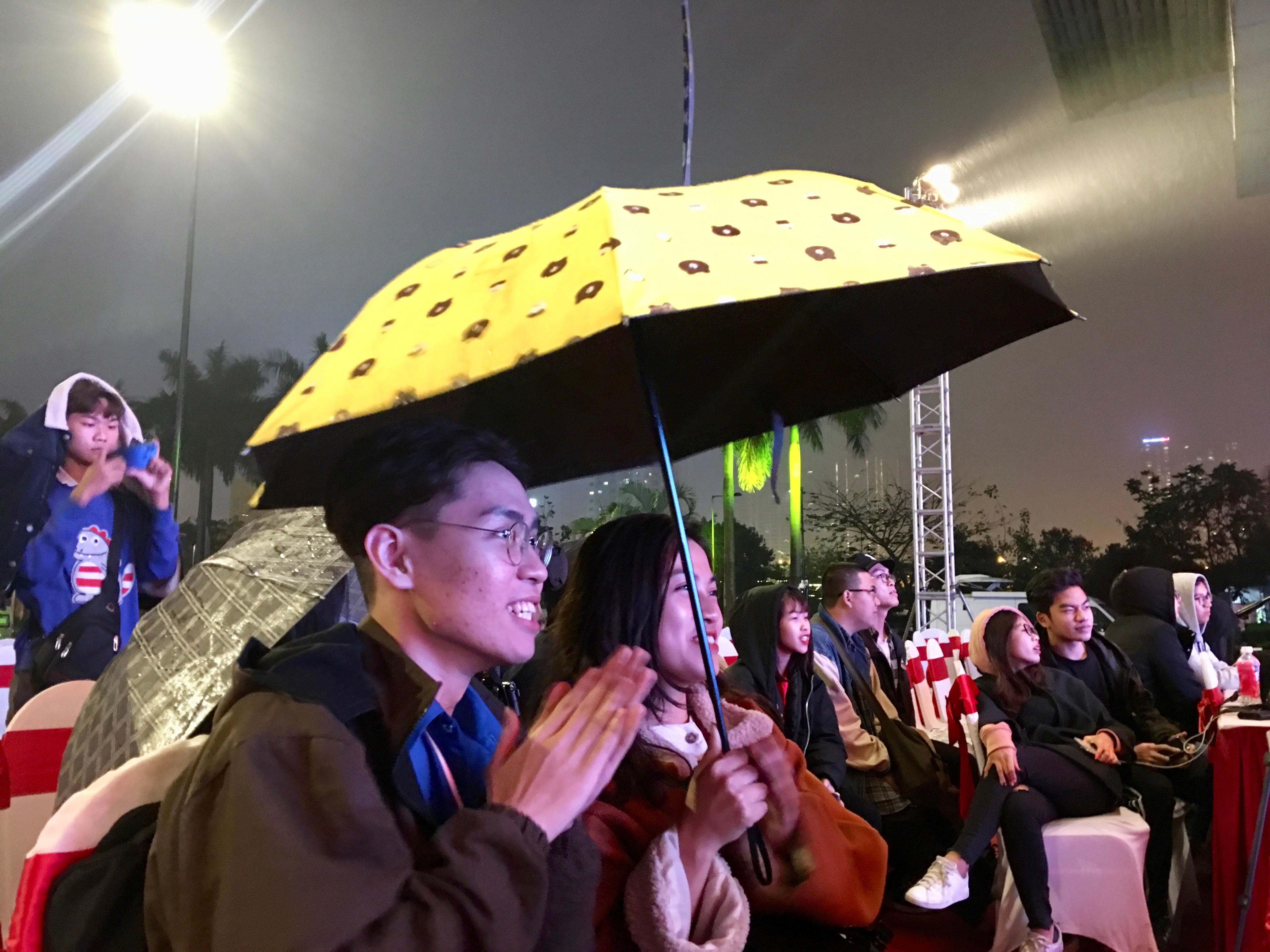 Mặc dù trời mưa và lạnh nhưng không khí tại sự kiện vẫn náo nhiệt, các bạn sinh viên vẫn hào hứng thưởng thức và cổ vũ cho các tiết mục trình diễn trên sân khấu. Ảnh: Huy Hoàng