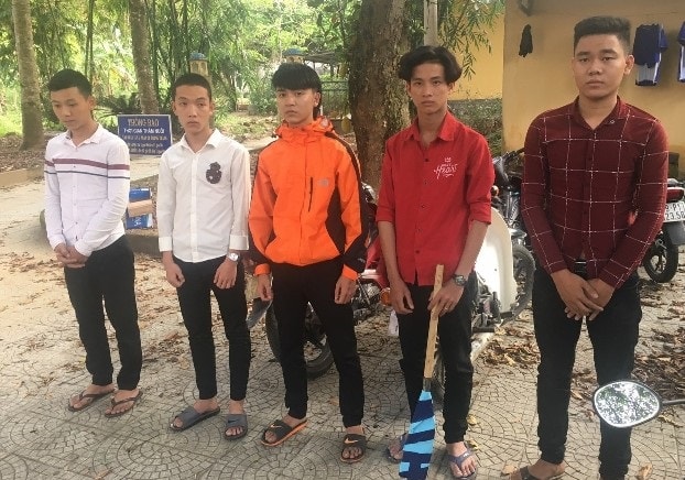 5 đối tượng côn đồ tấn công xe tải qua hầm đường bộ Phước Tượng.