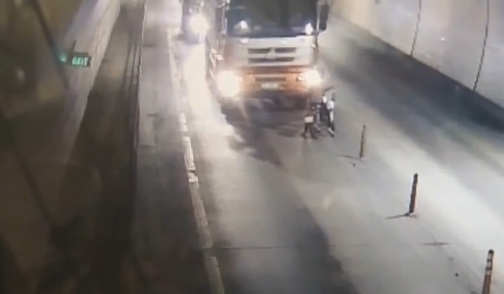 Hình ảnh nhóm côn đồ chặn đầu xe tải được camera ghi lại. (ảnh cắt từ clip)