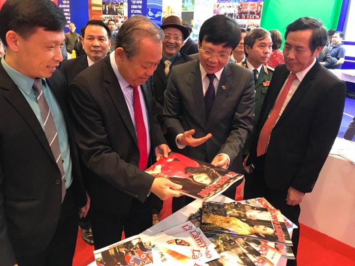 Đồng chí Trương Hòa Bình, Ủy viên Bộ Chính trị, Phó Thủ tướng Thường trực Chính phủ cùng các đại biểu đến thăm gian trưng bày