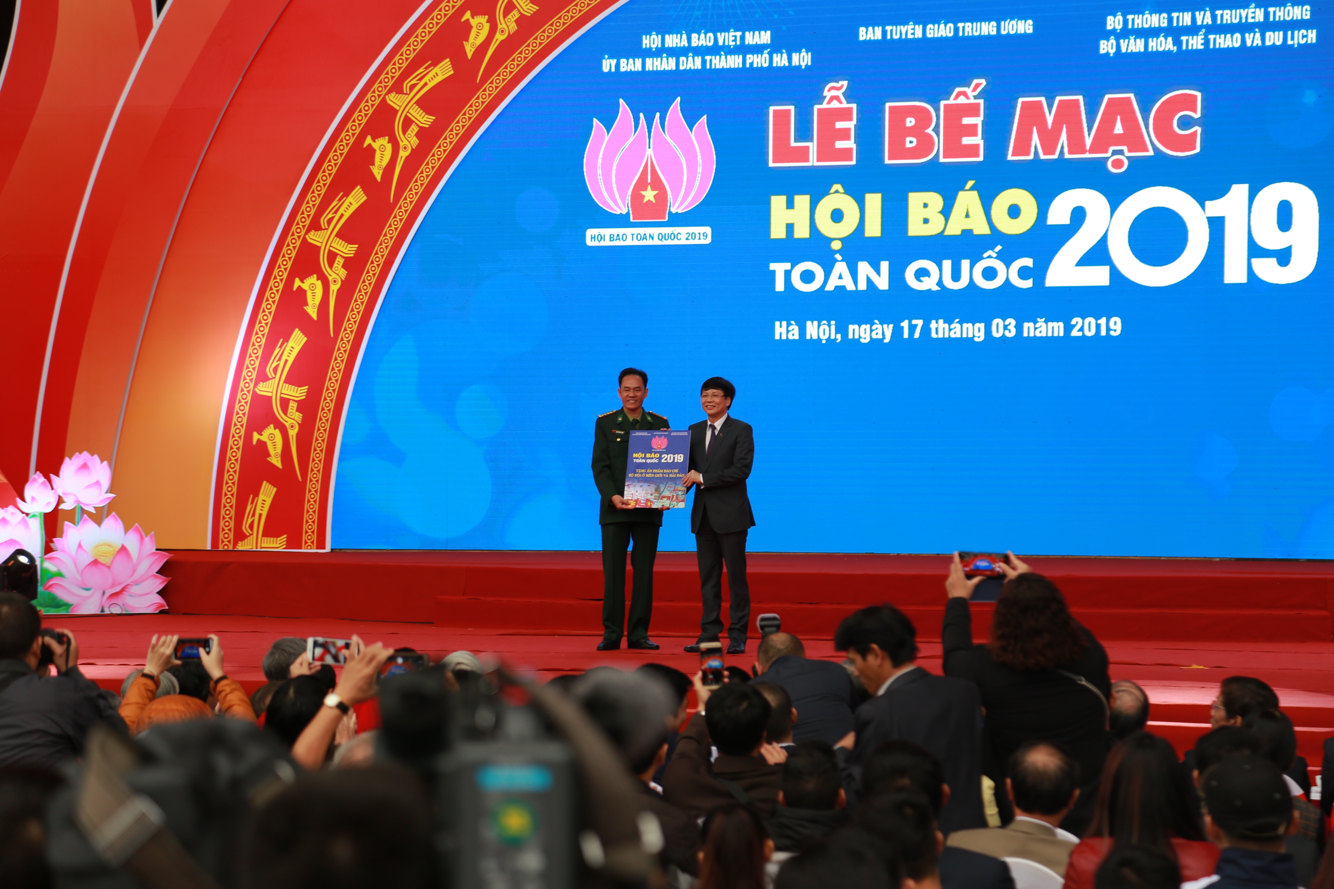 Nhà báo Hồ Quang Lợi - Phó Chủ tịch Thường trực HNBVN tặng toàn bộ ấn phẩm cho chiến sĩ bộ đội Hải quân và bộ đội biên phòng