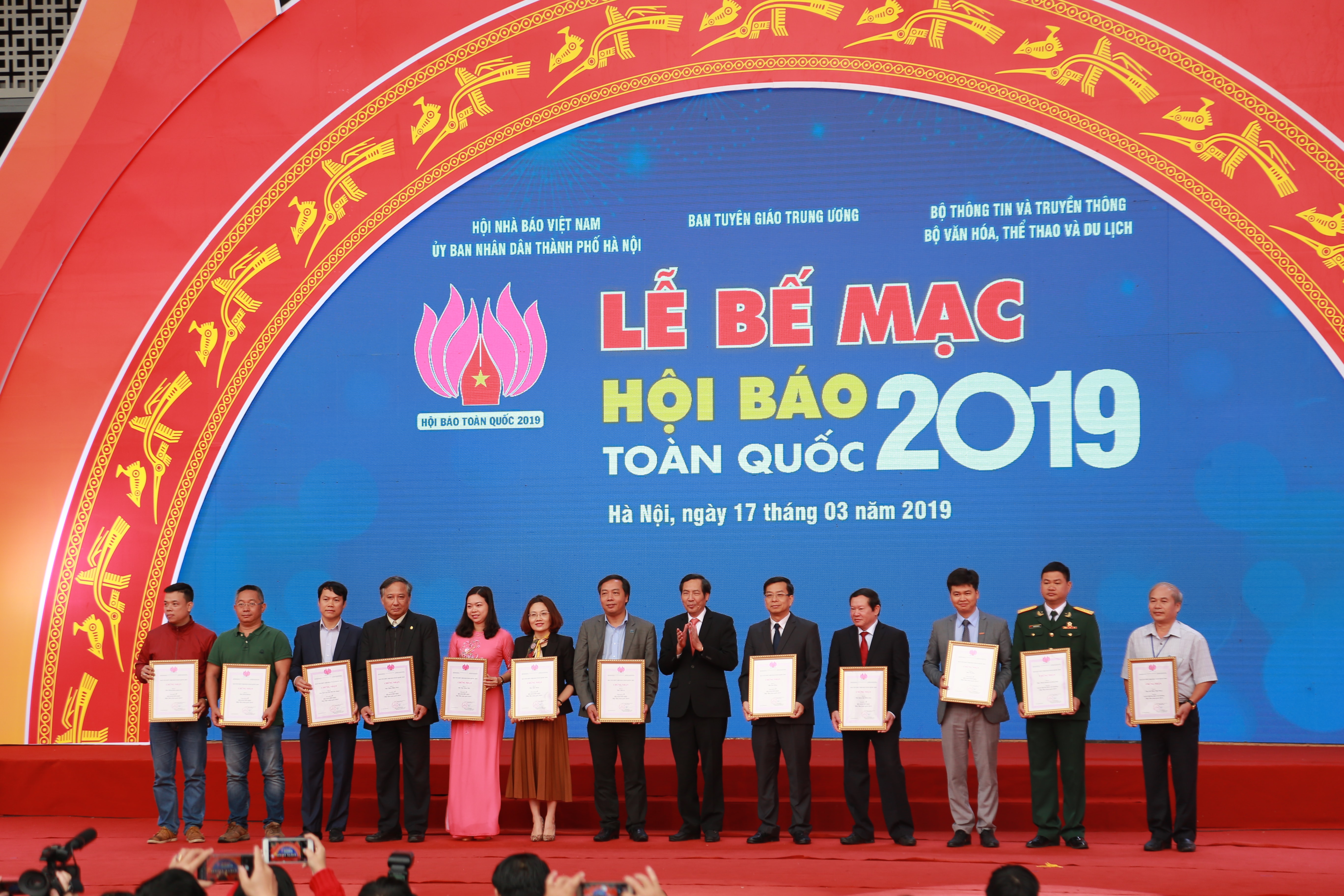 Báo Nhà báo & Công luận nhận giải Bìa báo Tết đẹp