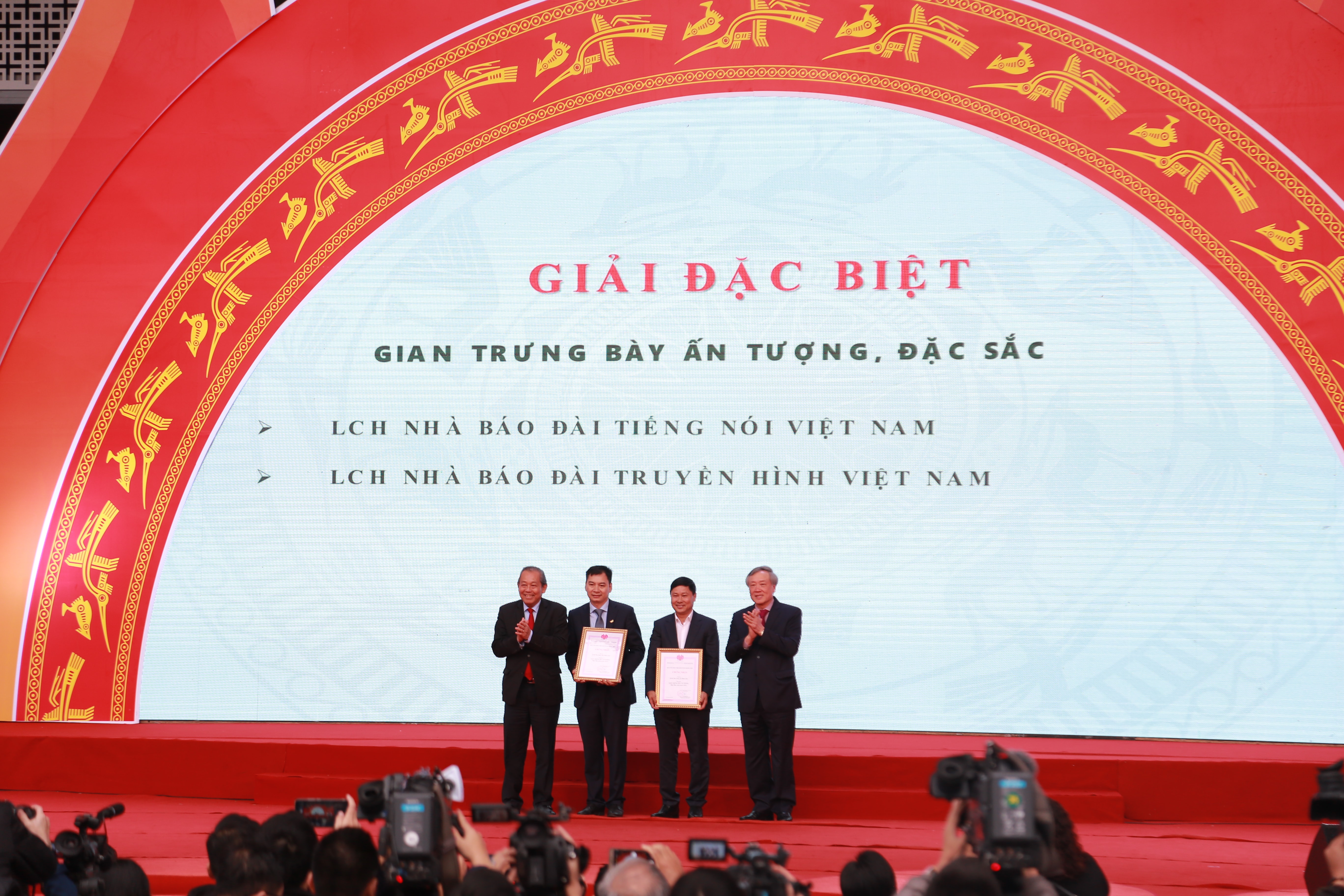 Phó Thủ tướng Thường trực Trương Hoà Bình (ngoài cùng bên trái) cùng Chánh án TAND tối cao Nguyễn Hoà Bình (ngoài cùng bên phải) trao giải cho các đơn vị có gian trưng bày đẹp tại Hội Báo toàn quốc 2019.