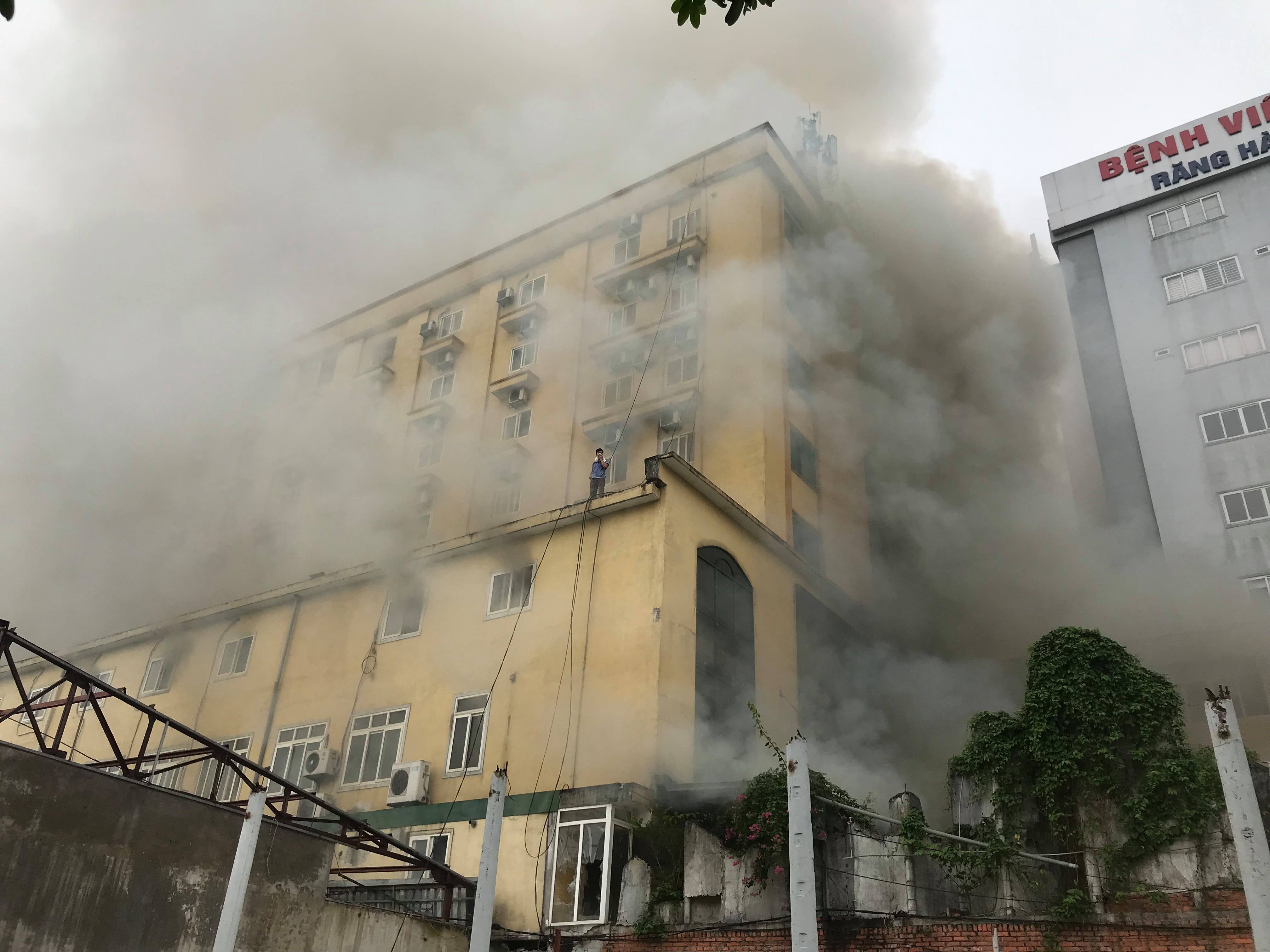 Vụ cháy lớn ở khách sạn, quán bar làm 1 người tử vong, 3 người bị thương gây thiệt hại lớn về tài sản. Ảnh PV