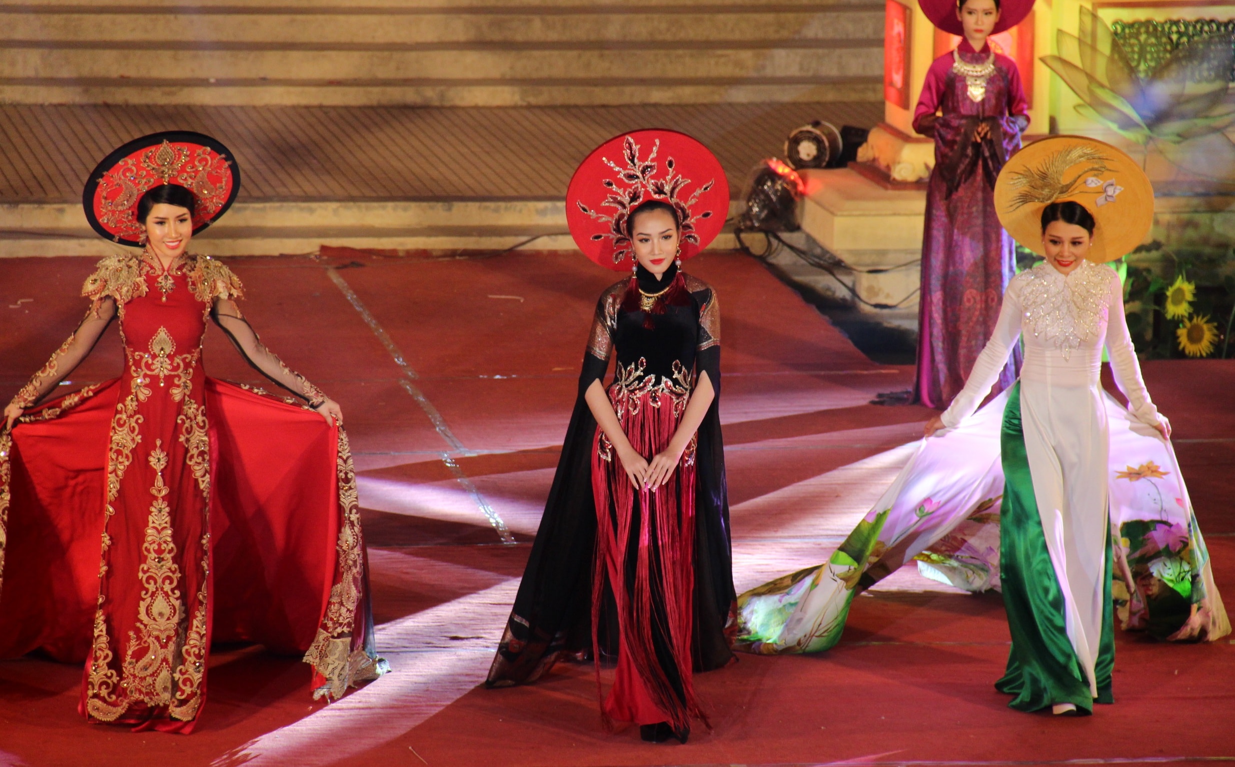 Áo dài truyền thống được biểu diễn tại lễ hội Festival 2018.