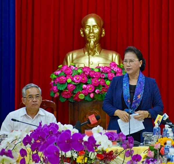 Chủ tịch Quốc hội Nguyễn Thị Kim Ngân làm việc với lãnh đạo chủ chốt tỉnh Kon Tum. Ảnh: QĐND