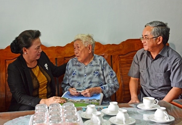 Chủ tịch Quốc hội Nguyễn Thị Kim Ngân thăm, tặng quà bà Nguyễn Thị Nhâm ở phường Quang Trung, TP Kon Tum. Ảnh: QĐND