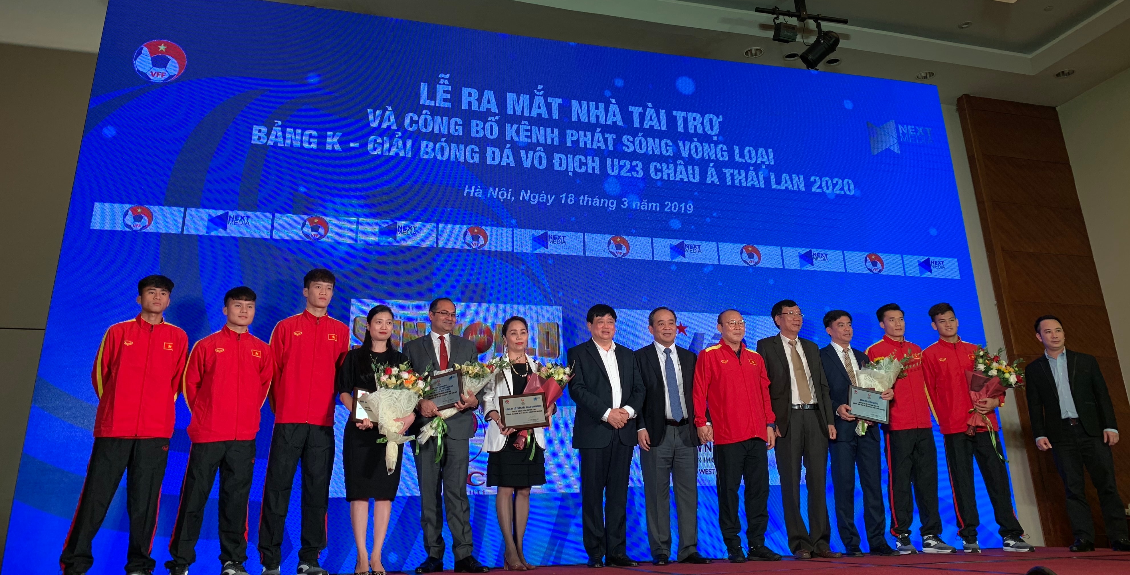 Đại diện ban lãnh đạo VOV cùng các đối tác chụp ảnh lưu niệm với HLV Park Hang-seo và các tuyển thủ U23 Việt Nam. Ảnh: Hữu Phương