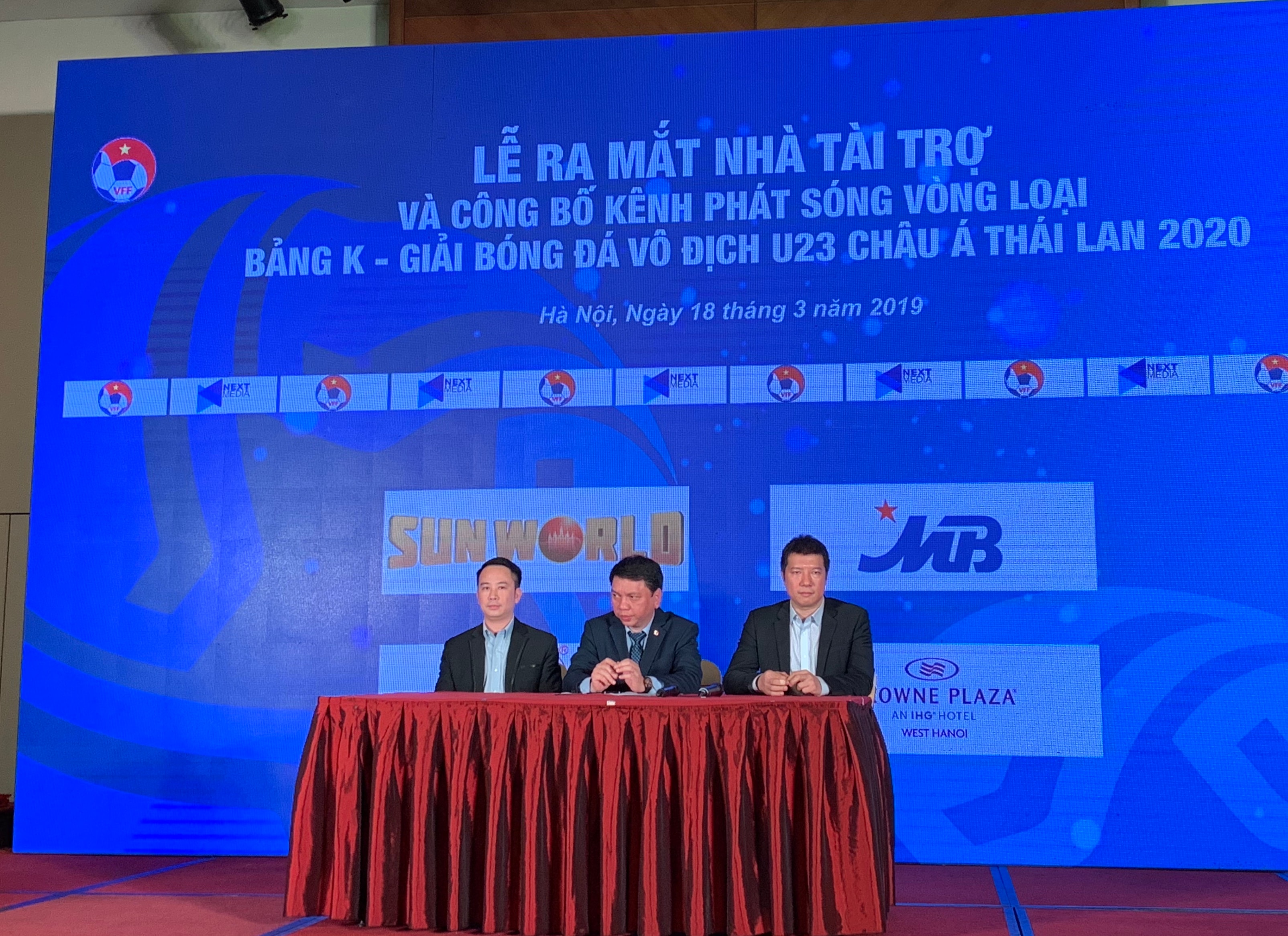 Đại diện VFF, Next Media và VTC lắng nghe và trả lời các câu hỏi của giới truyền thông xung quanh vòng loại bảng K. Ảnh: Hữu Phương