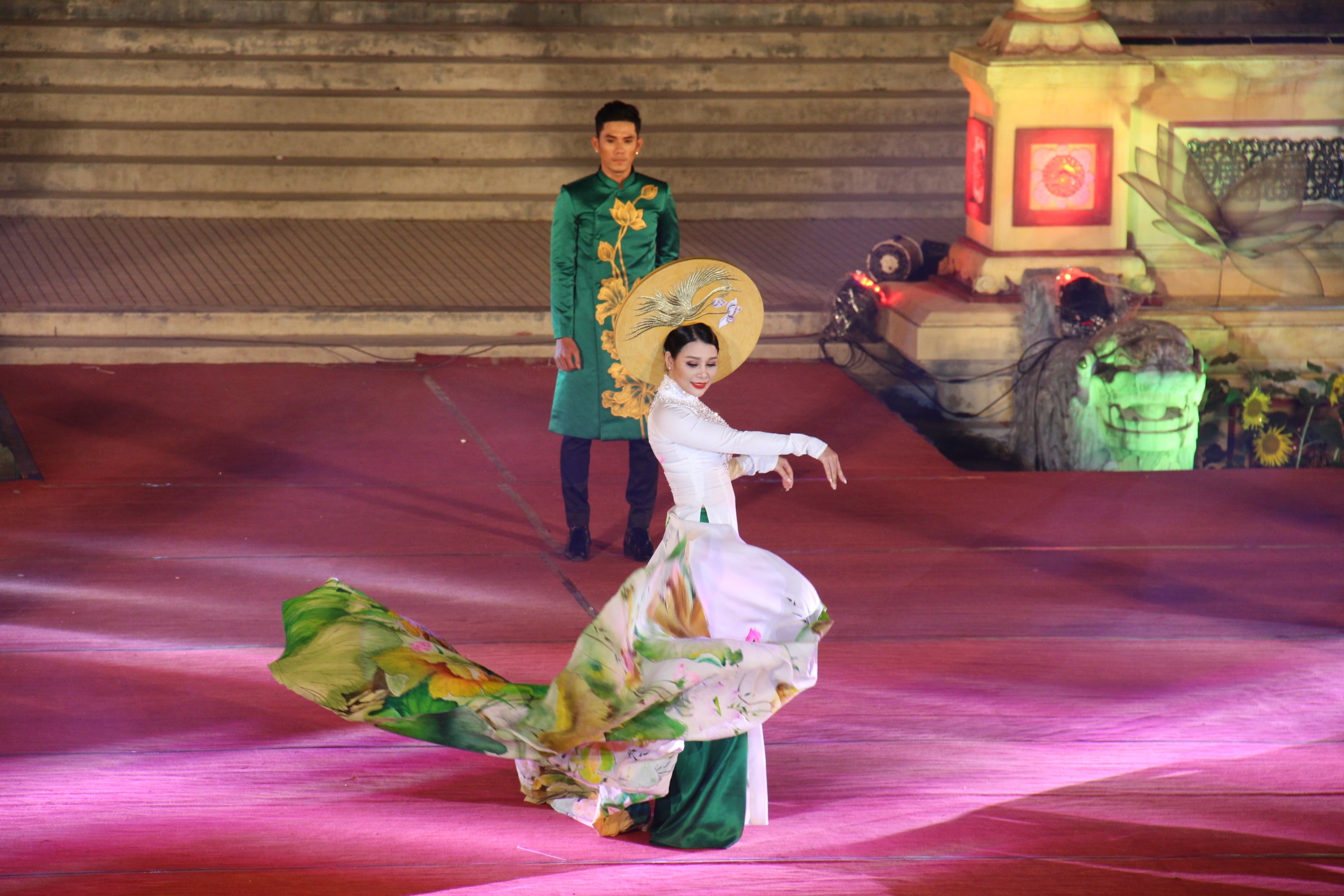 Áo dài là một trong những trang phục mang đậm chất văn hóa xứ Huế