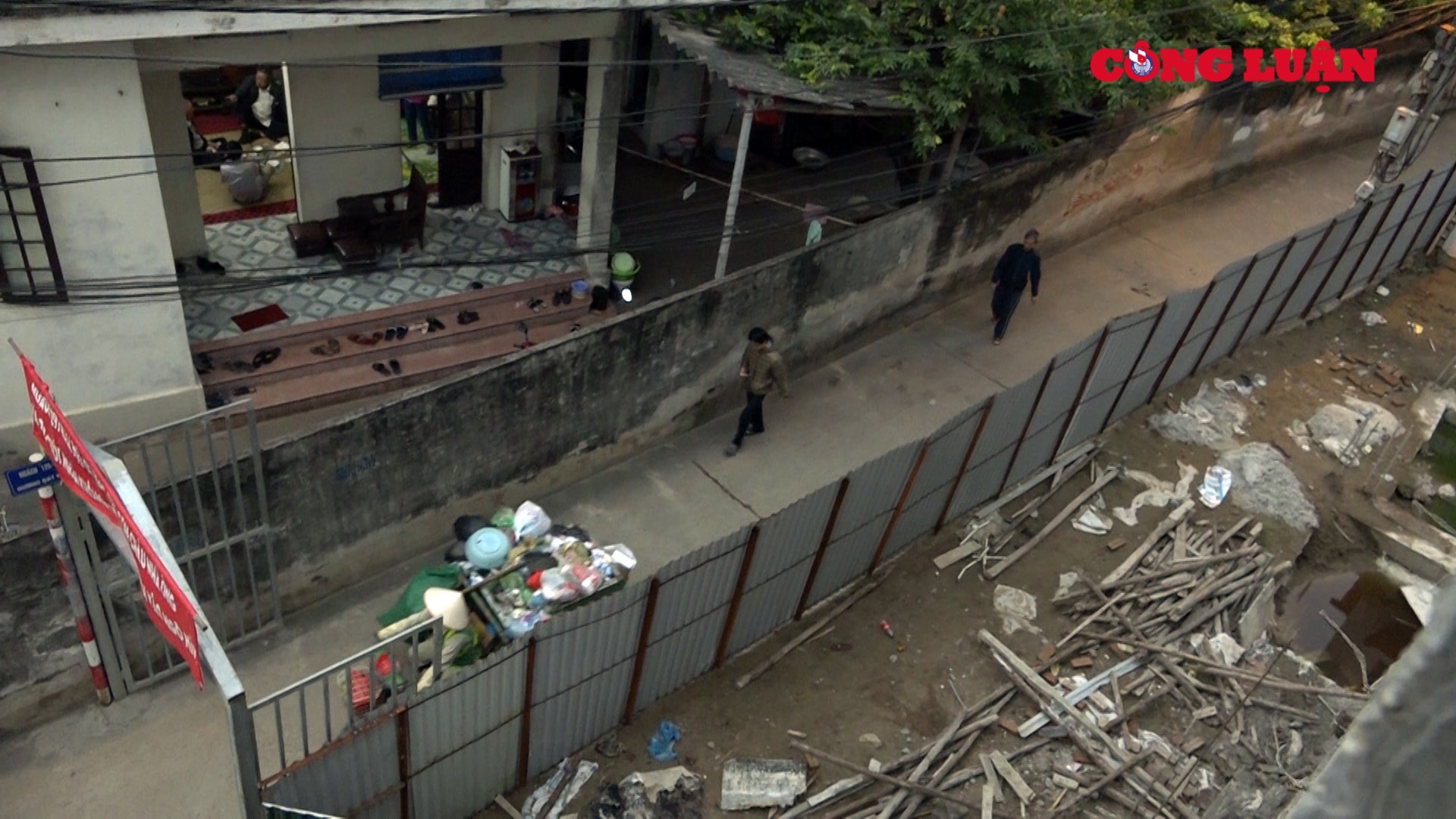 Hàng rào tôn của gia đình ông Đinh Tiến Thịnh cùng các hộ dân trong ngách 24, ngõ 129 đường Bát Khối dựng bịt lối vào 3 ô đất của gia đình bà Lan (Ảnh: Đức Thọ).