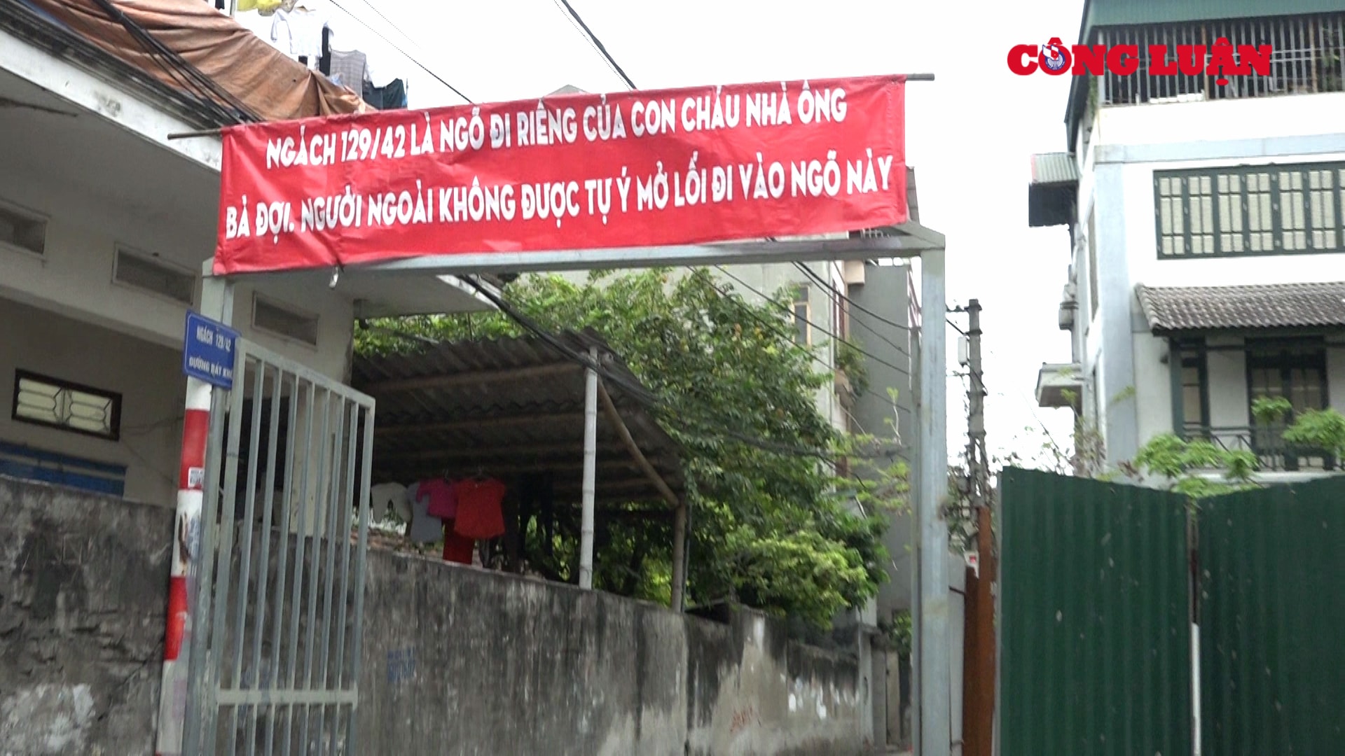 Khi chưa có kết luận của các cơ quan chức năng nhưng gia đình ông Thịnh và nhiều người dân trong ngách 42 không chỉ rào tôn chặn lối đi của gia đình bà Lan, mà còn làm cổng với biển hiệu