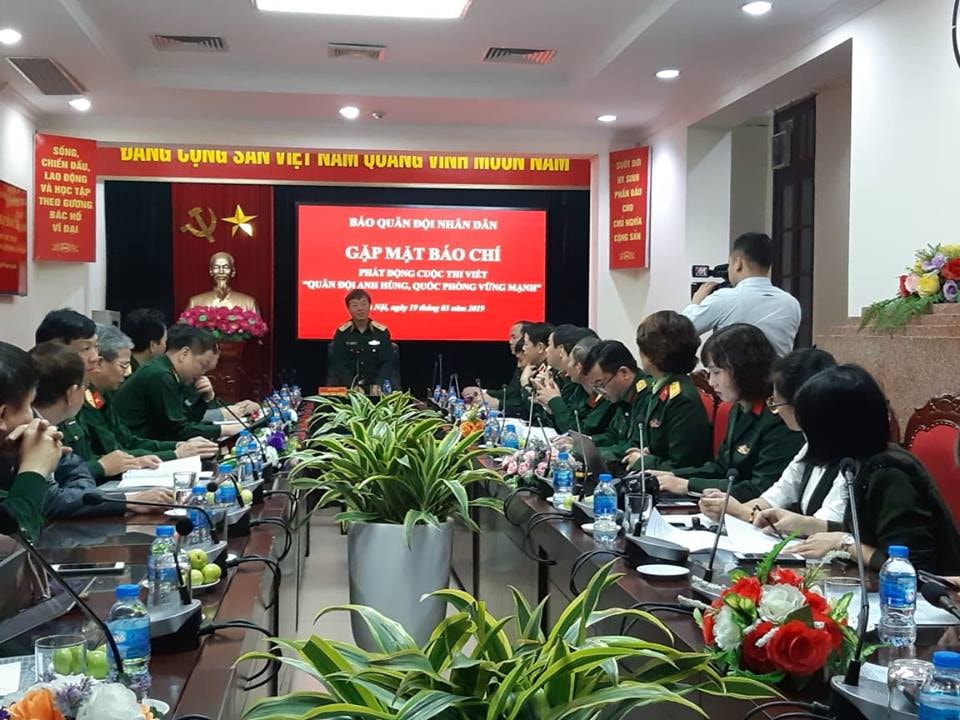 Quang cảnh cuộc gặp mặt báo chí phát động cuộc thi viết “Quân đội anh hùng, quốc phòng vững mạnh”. Ảnh: Ngọc Thành