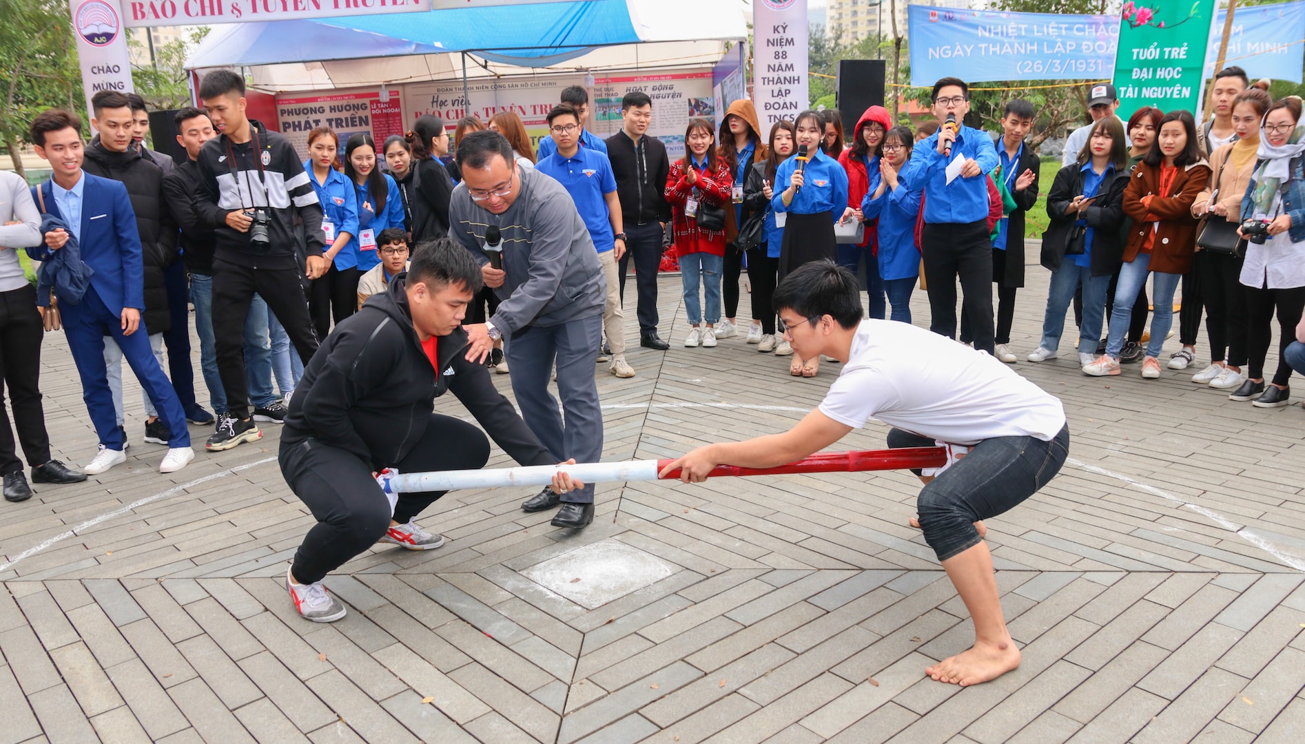 Tại phần thi đẩy gậy, sức mạnh chưa phải là tất cả, sự khôn khéo tìm mọi cách làm cho đối phương mất cân bằng chính là chìa khóa dẫn đến chiến thắng