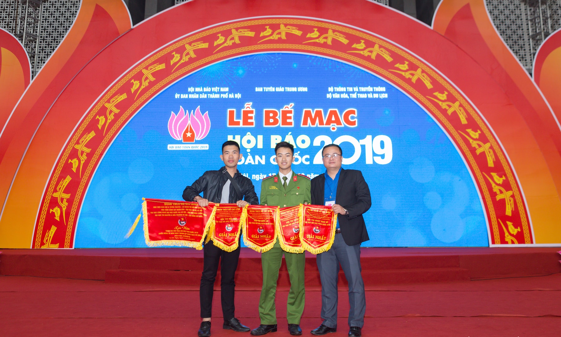 Các giải thưởng được trao cho các đại diện Đoàn Thanh niên các trường Đại học,Học viện tại Hội báo