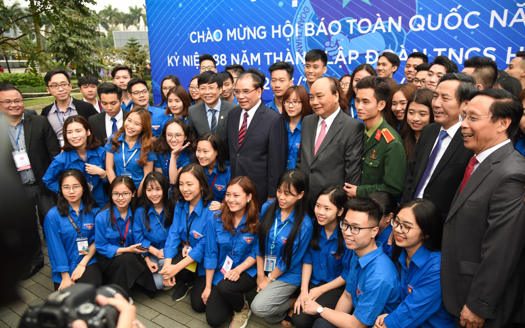 Các đồng chí Lãnh đạo Đảng và nhà nước, lãnh đạo của Hội Nhà báo Việt Nam chụp ảnh lưu niệm cùng đoàn viên Đoàn thanh niên tham gia Hội trại