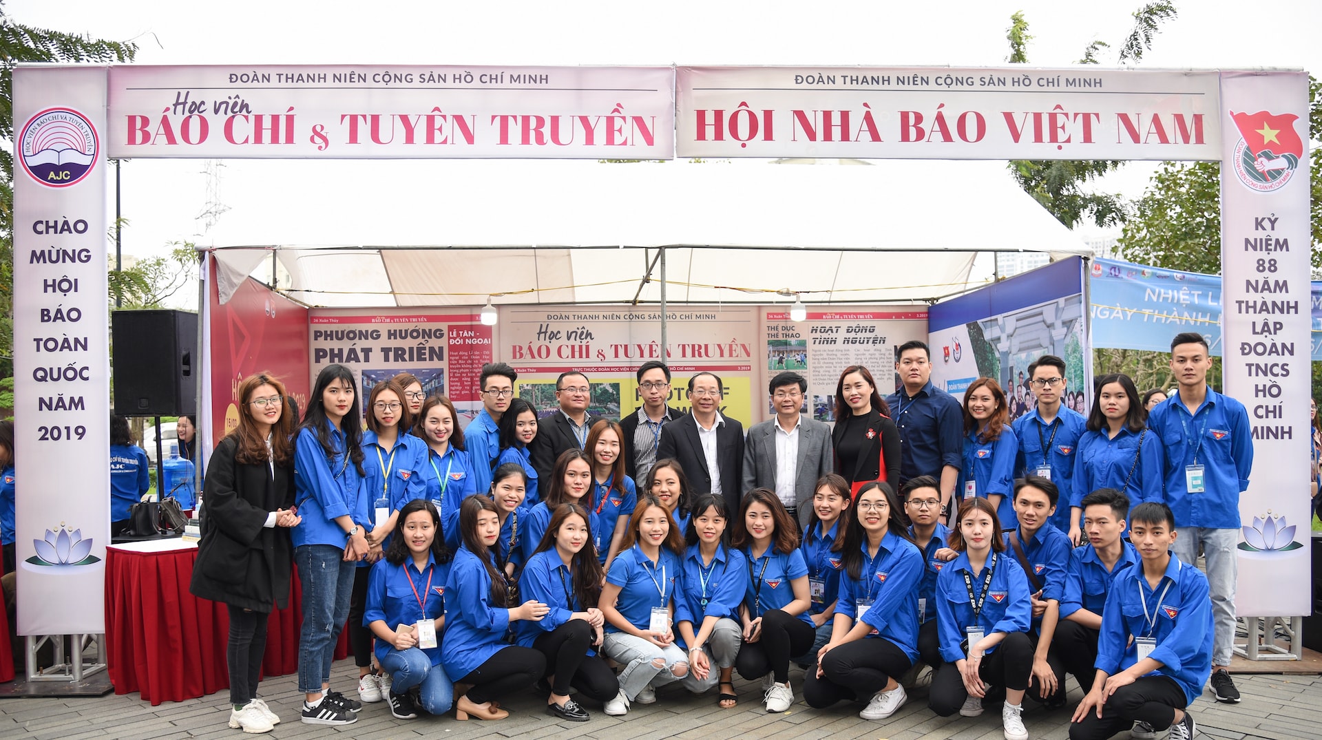 Trại của Đoàn Thanh niên Hội Nhà báo Việt Nam và Đoàn Thanh niên Học viện Báo chí và Tuyên truyền năm nay được dựng trông khá bắt mắt và nổi bật