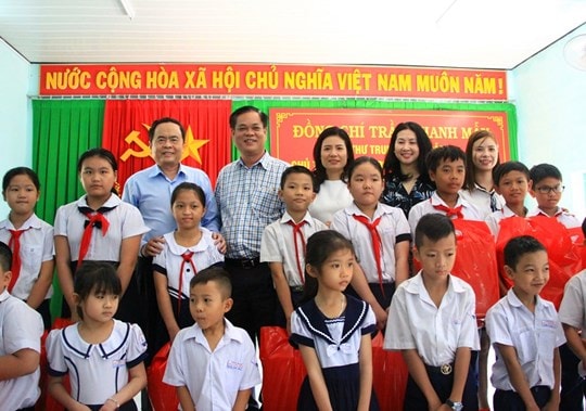Chủ tịch UBTƯ MTTQ Việt Nam Trần Thanh Mẫn trao quà cho các em học sinh có hoàn cảnh khó khăn trên địa bàn tỉnh Phú Yên.