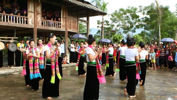 Xòe Thái là nét văn hóa truyền thống đặc sắc mà khách du lịch rất thích thú. Ảnh: Báo Du lịch