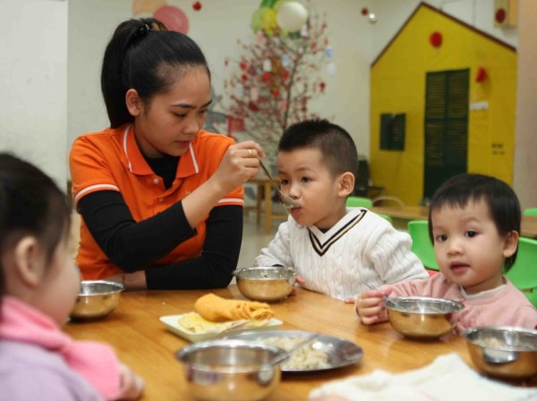 Bảo đảm an toàn thực phẩm cho bữa ăn của học sinh trường Mầm non Không Gian Tuổi Thơ, Hoàn Kiếm(Hà Nội). Ảnh: Thanh Tùng