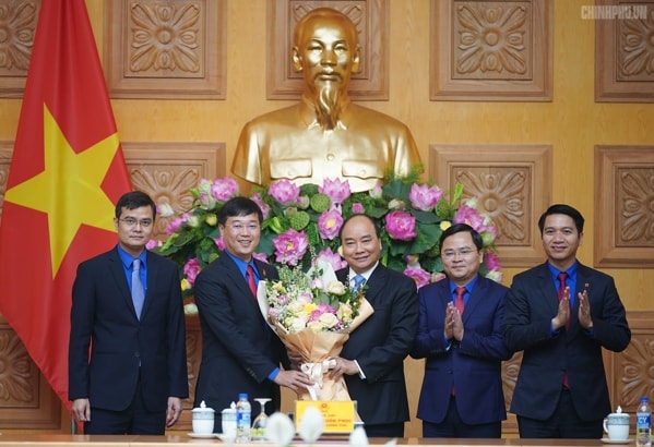 Thủ tướng với các đại biểu tham dự cuộc làm việc. Ảnh: VGP
