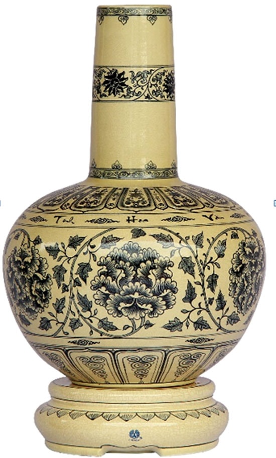 Bình Hoa lam: Mang dáng tròn tượng trưng cho trời, hình trụ thẳng mang dáng trực tượng trưng cho người quang minh chính đại là trụ cột trong gia đình và xã hội. Lai lịch gốm Chu Đậu được tìm thấy từ bút ký lưu trên bình phát hiện năm 1980 tại Viện bảo tàng Topaki Sarray, Istabul, Thổ Nhĩ Kỳ.