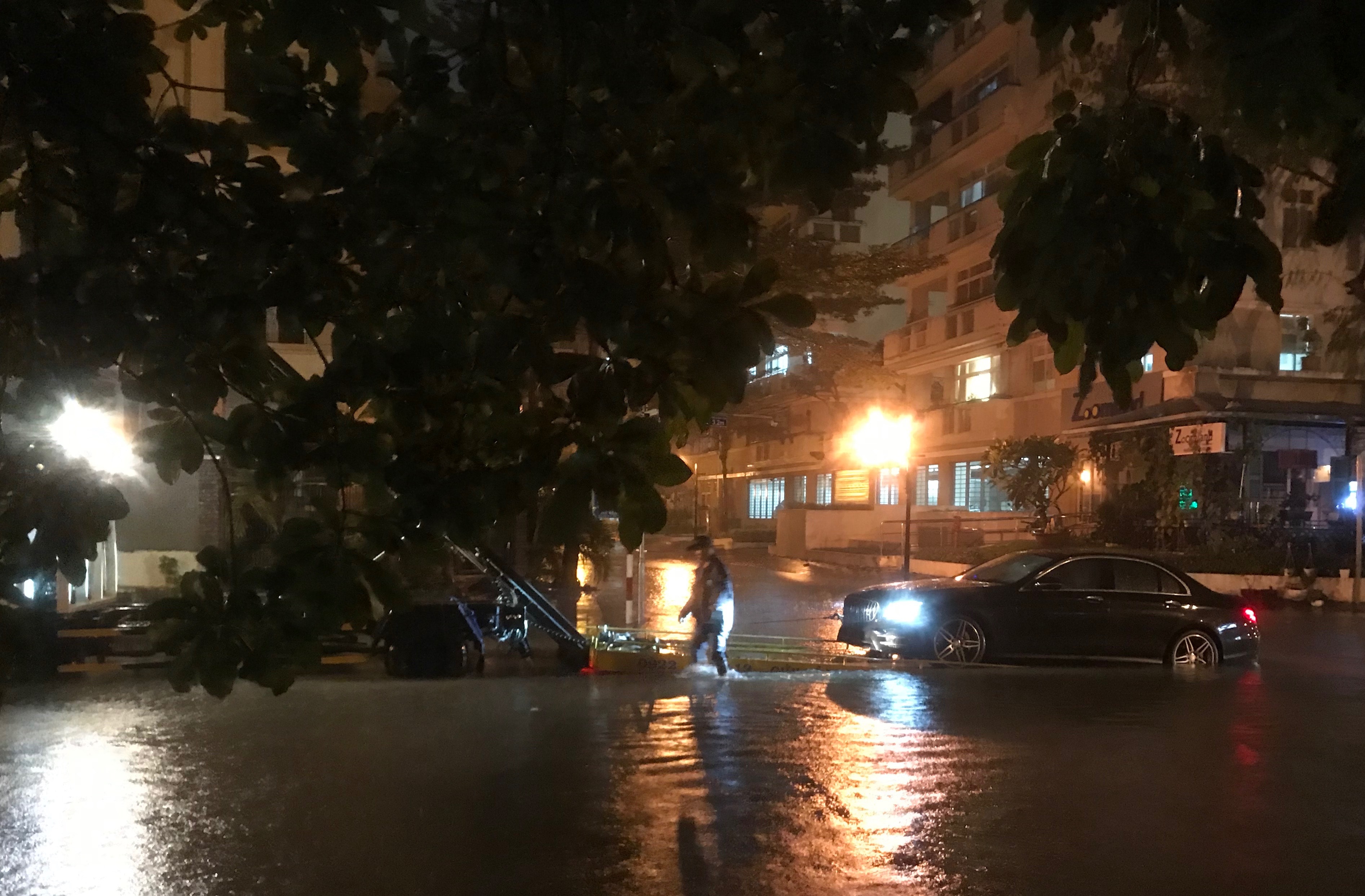 Ông Bảo cho biết, khi đơn vị cứu hộ chuyên nghiệp đến, họ cũng đã phải bật nút đề để kích hoạt hệ thống điện mới có thể trả số xe về số N thì mới có thể kéo xe đi (Ảnh:NVCC).