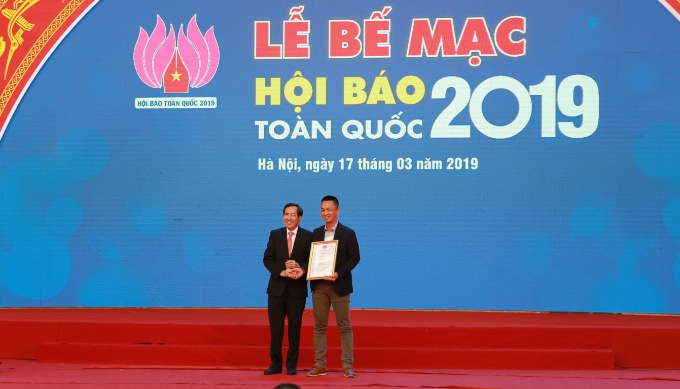 Đồng chí Thuận Hữu - Ủy viên T.Ư Đảng, TBT báo Nhân Dân, Phó Trưởng ban Tuyên giáo T.Ư, Chủ tịch HNBVN trao giải A Giải Phóng sự xuất sắc viết về môi trường và biến đổi khí hậu cho nhóm tác giả Báo NB&CL.