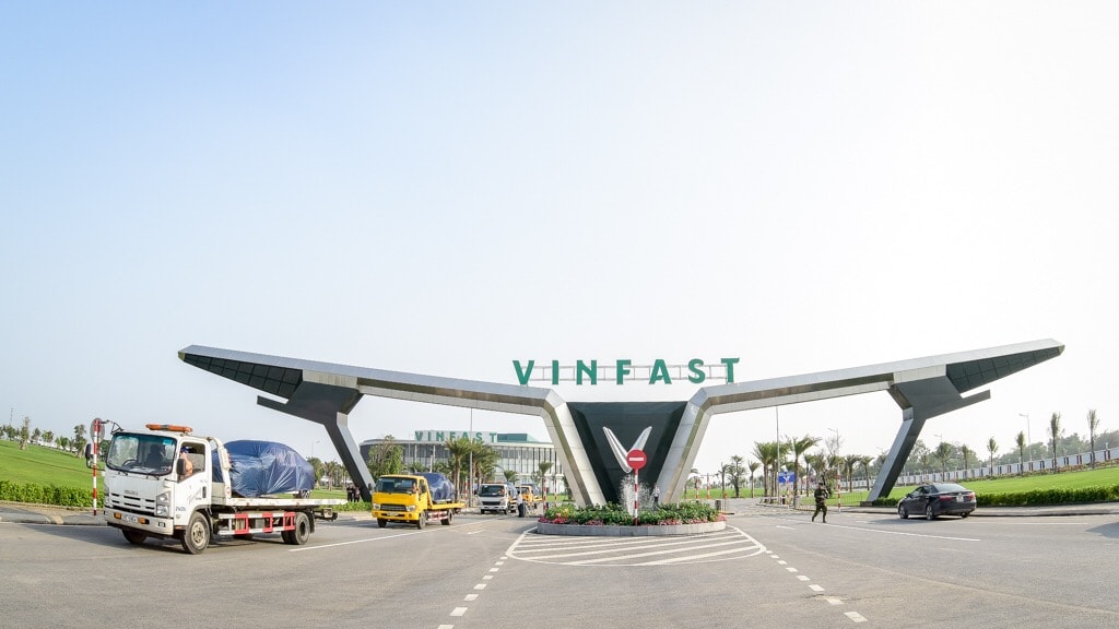 Dàn xe VinFast được vận chuyển bằng xe chuyên dụng từ nhà máy ra sân bay để chuyển đi nước ngoài.