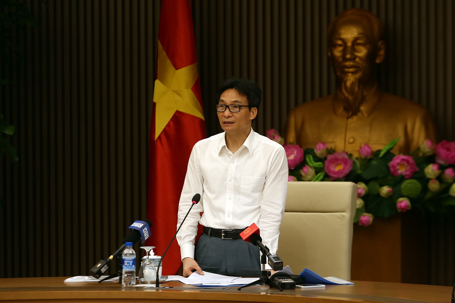 Phó Thủ tướng Chính phủ Vũ Đức Đam phát biểu chỉ đạo tại cuộc họp. Ảnh: VGP