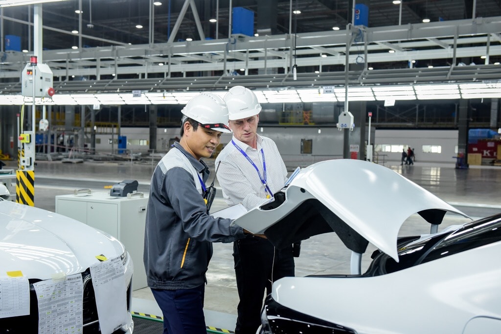 Các chuyên gia VinFast thực hiện những bước kiểm tra cuối cùng trước khi xe rời dây chuyền sản xuất để đưa ra nước ngoài thử nghiệm.