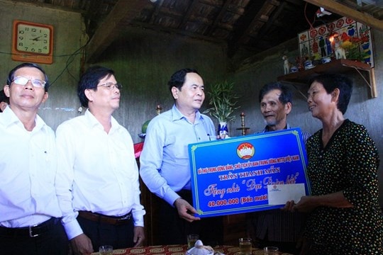Chủ tịch Trần Thanh Mẫn trao tặng nhà Đại đoàn kết cho một số gia đình khó khăn trên địa bàn.