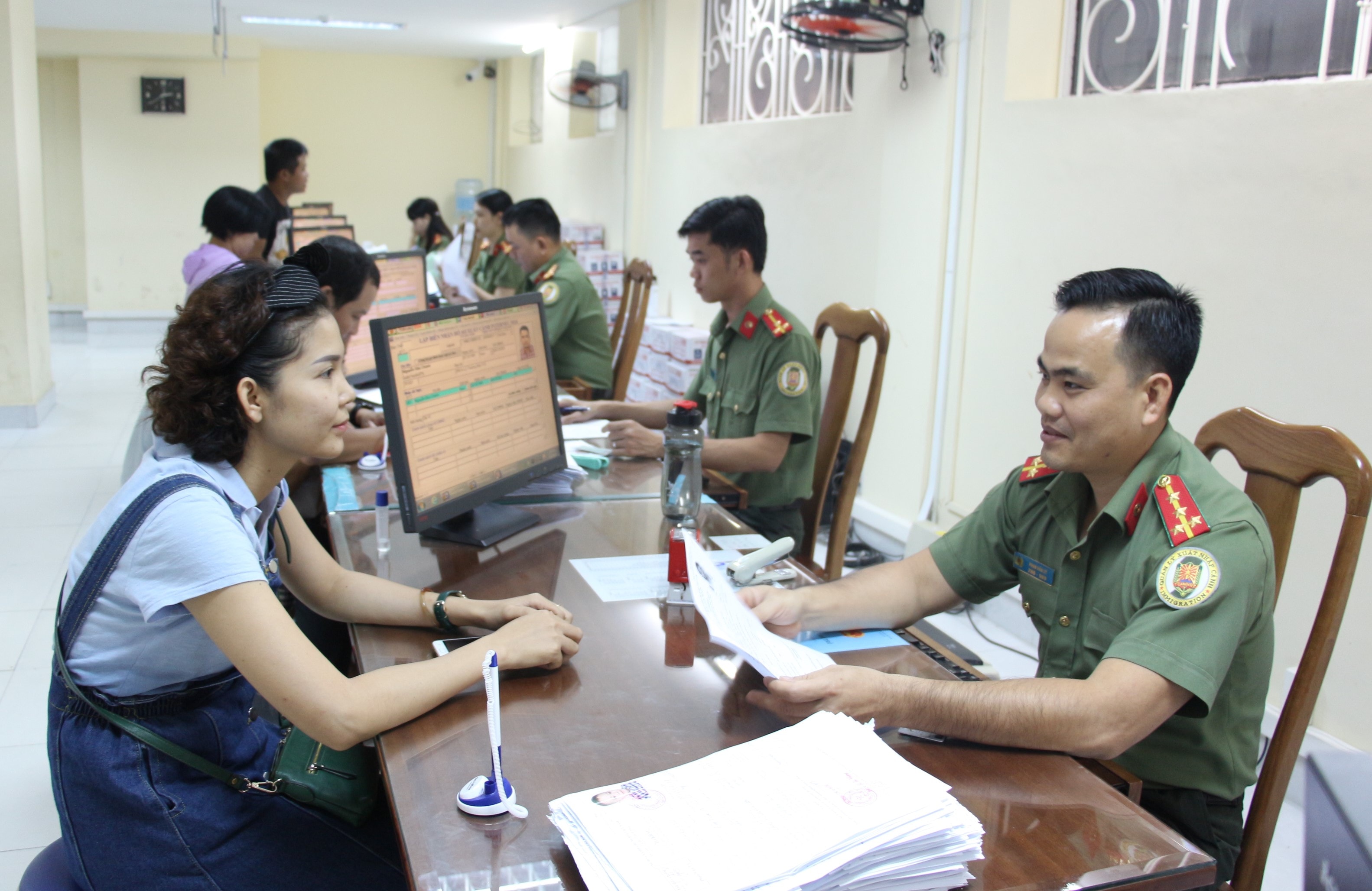Phòng xuất nhập cảnh Công an tp HCM tiếp nhận hồ sơ xuất nhập cảnh của người dân tp- ảnh:TL