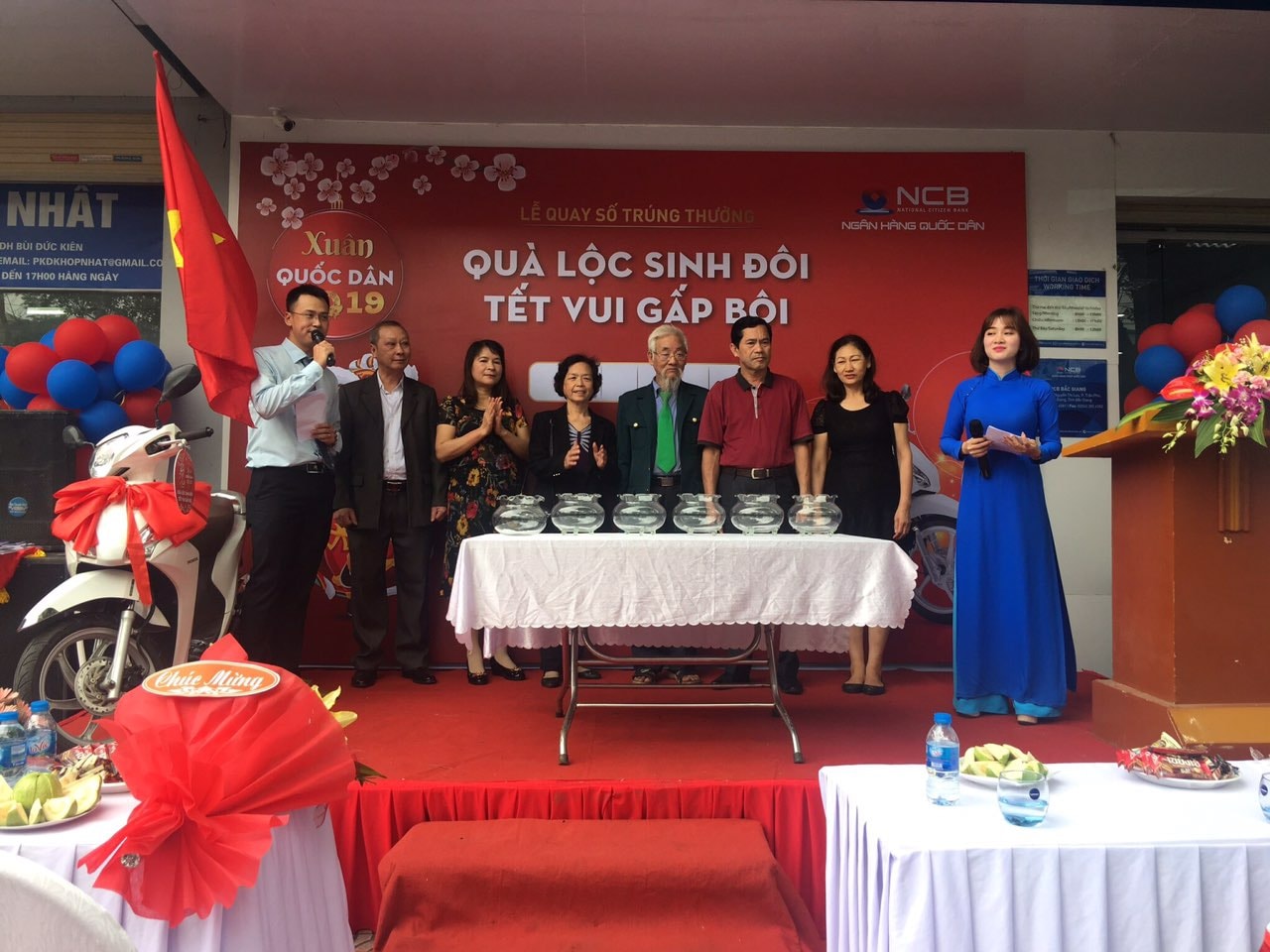 Các khách hàng chuẩn bị bốc thăm trúng thưởng