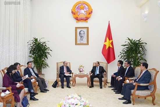 Thủ tướng Nguyễn Xuân Phúc tiếp ông Kambiz Ghawami, Chủ tịch Tổ chức Hỗ trợ đại học thế giới Đức. Ảnh: VGP