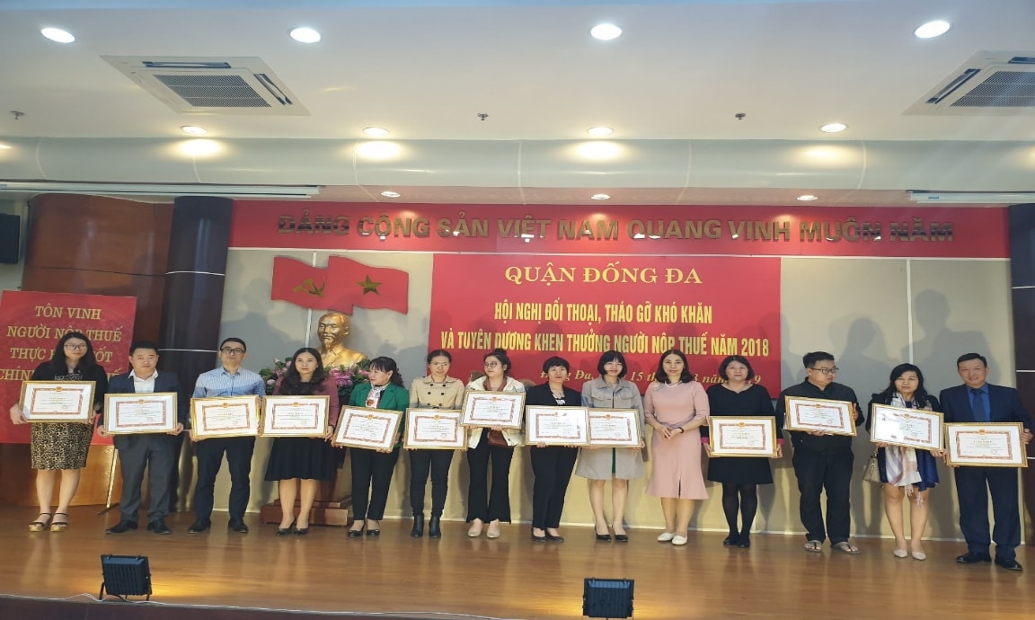Đại diện TNS Property (thứ hai từ trái sang) lên nhận bằng khen. Đây là đơn vị duy nhất trong lĩnh vực quản lý vận hành bất động sản được khen thưởng đợt này.