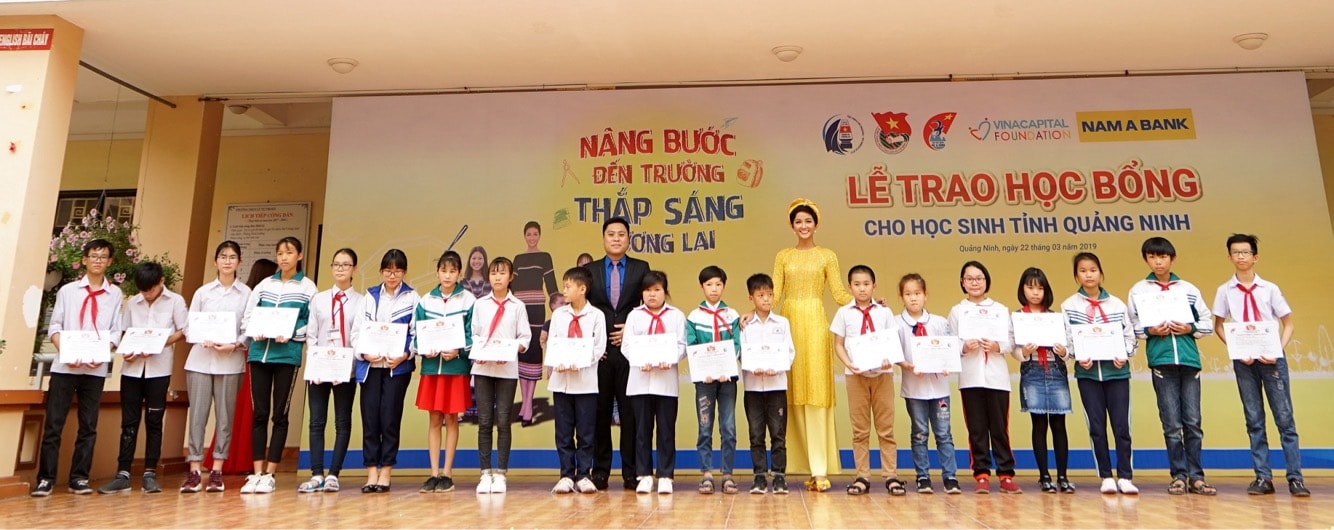 Không chỉ trao những phần học bổng ý nghĩa, Đại sứ nhân ái của Nam A Bank, Hoa hậu H’Hen Niê còn truyền cảm hứng, động lực để các em học sinh vững bước trong tương lai.