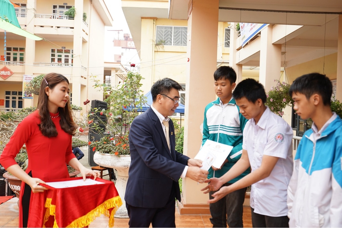 Ông Nguyễn Danh Thiết - Giám đốc Nam A Bank khu vực miền Bắc trao học bổng cho các em học sinh vượt khó học giỏi trong chương trình “Nâng bước đến trường - Thắp sáng tương lai”.