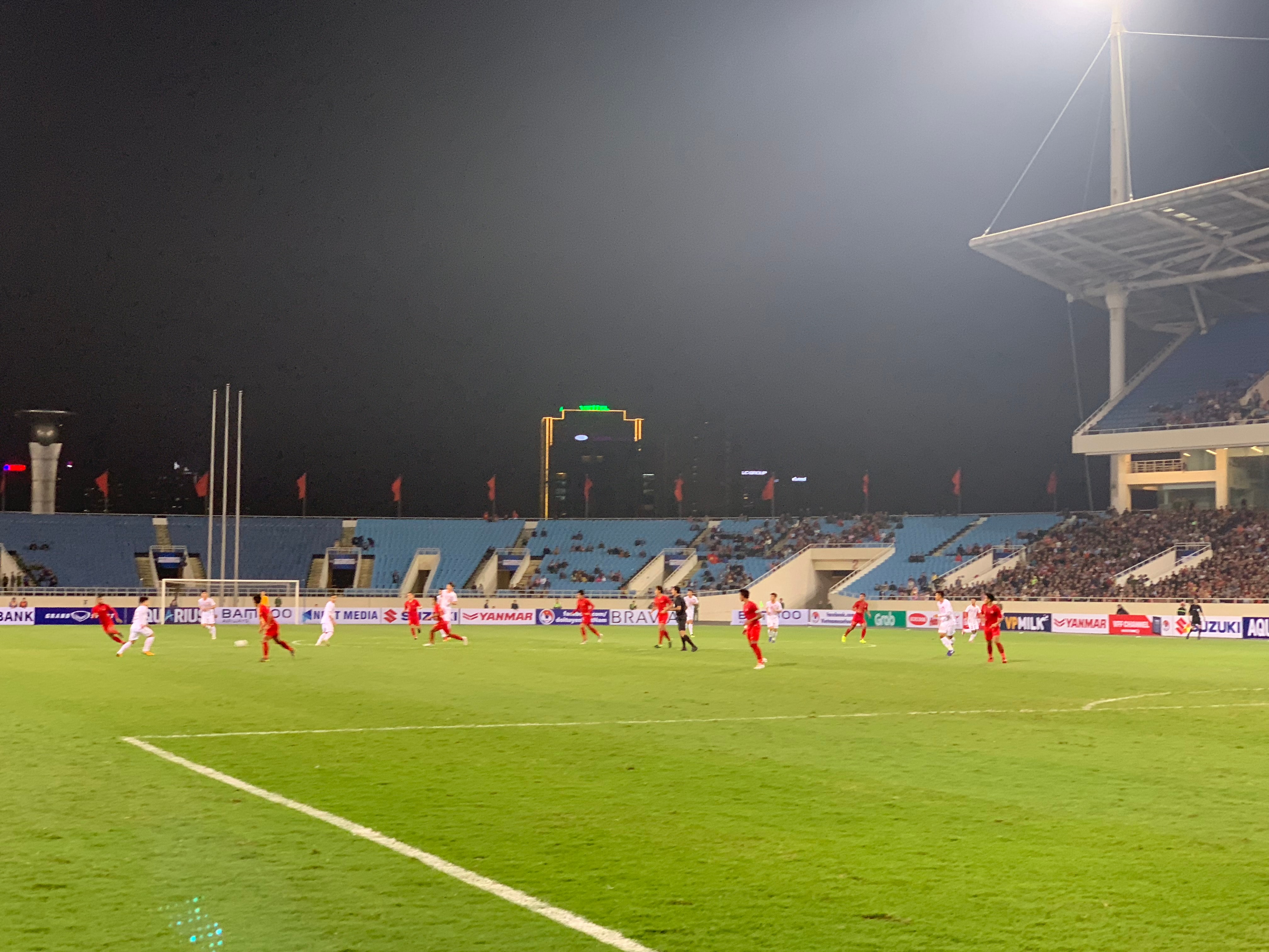 U23 Việt Nam (áo trắng) đã phải rất vất vả mới có được 3 điểm trước U23 Indonesia. Ảnh: Hữu Phương