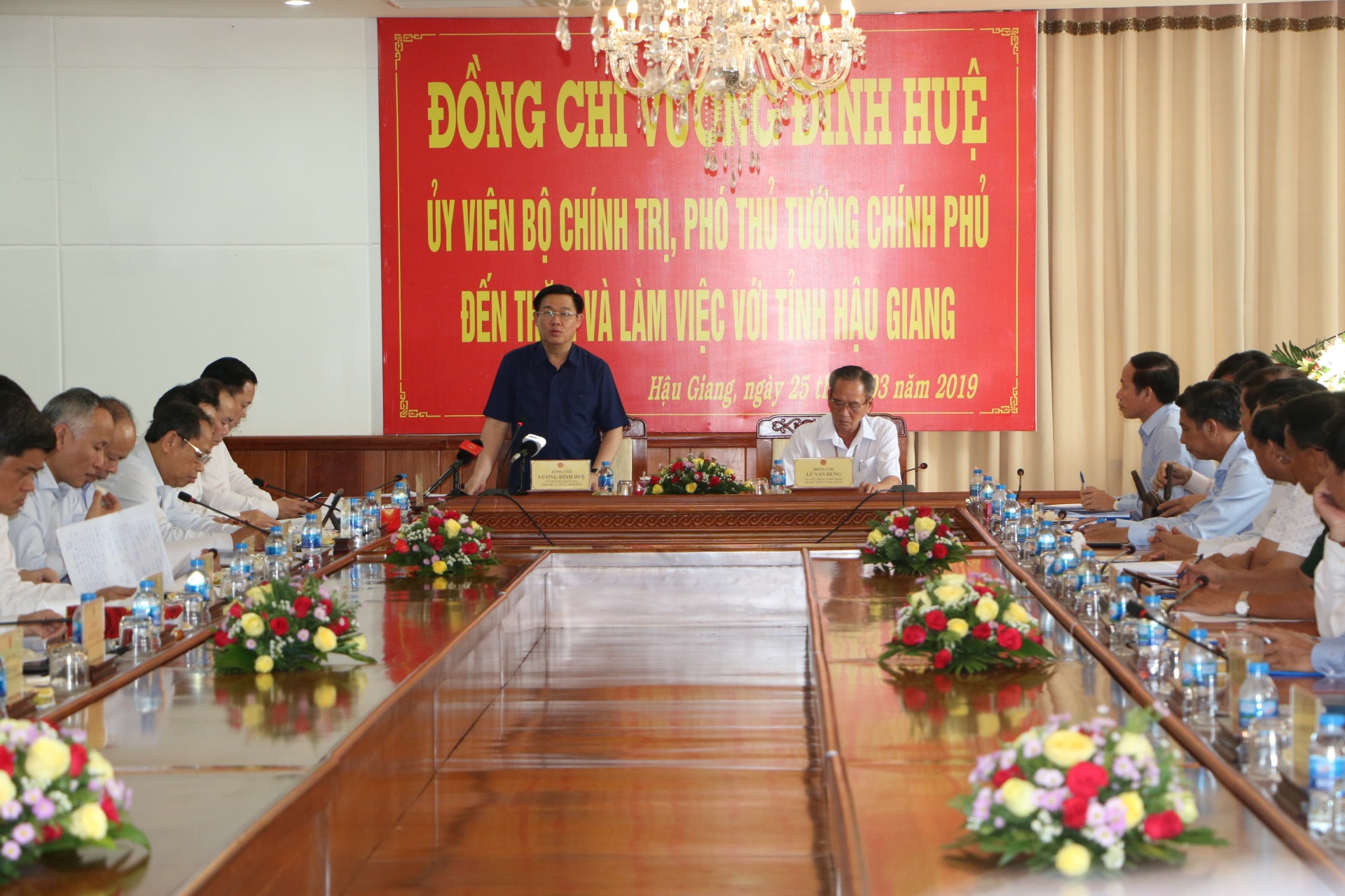 Phó Thủ tướng Vương Đình Huệ phát biểu chỉ đạo tại buổi làm việc. Ảnh: VGP