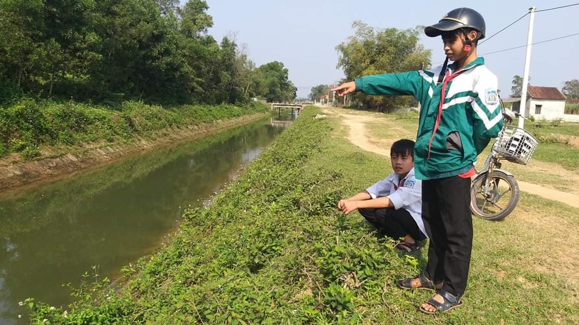 Em Nguyễn Văn Chương (đứng chỉ tay) đã dũng cảm cứu sống 2 em nhỏ bị đuối nước dưới kênh.