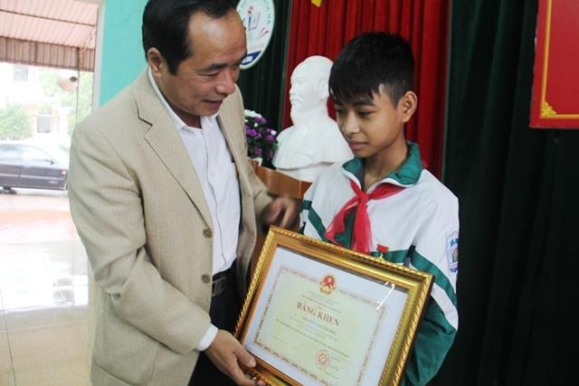 Thừa ủy quyền của Bộ trưởng Bộ GDĐT, Giám đốc Sở GDĐT Hà Tĩnh Trần Trung Dũng tặng Bằng khen cho em Nguyễn Văn Chương