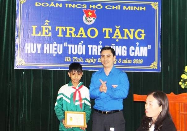 Thừa ủy quyền của Trung ương Đoàn, Tỉnh đoàn Hà Tĩnh đã truy tặng huy hiệu “Tuổi trẻ dũng cảm” cho đội viên Nguyễn Văn Chương.