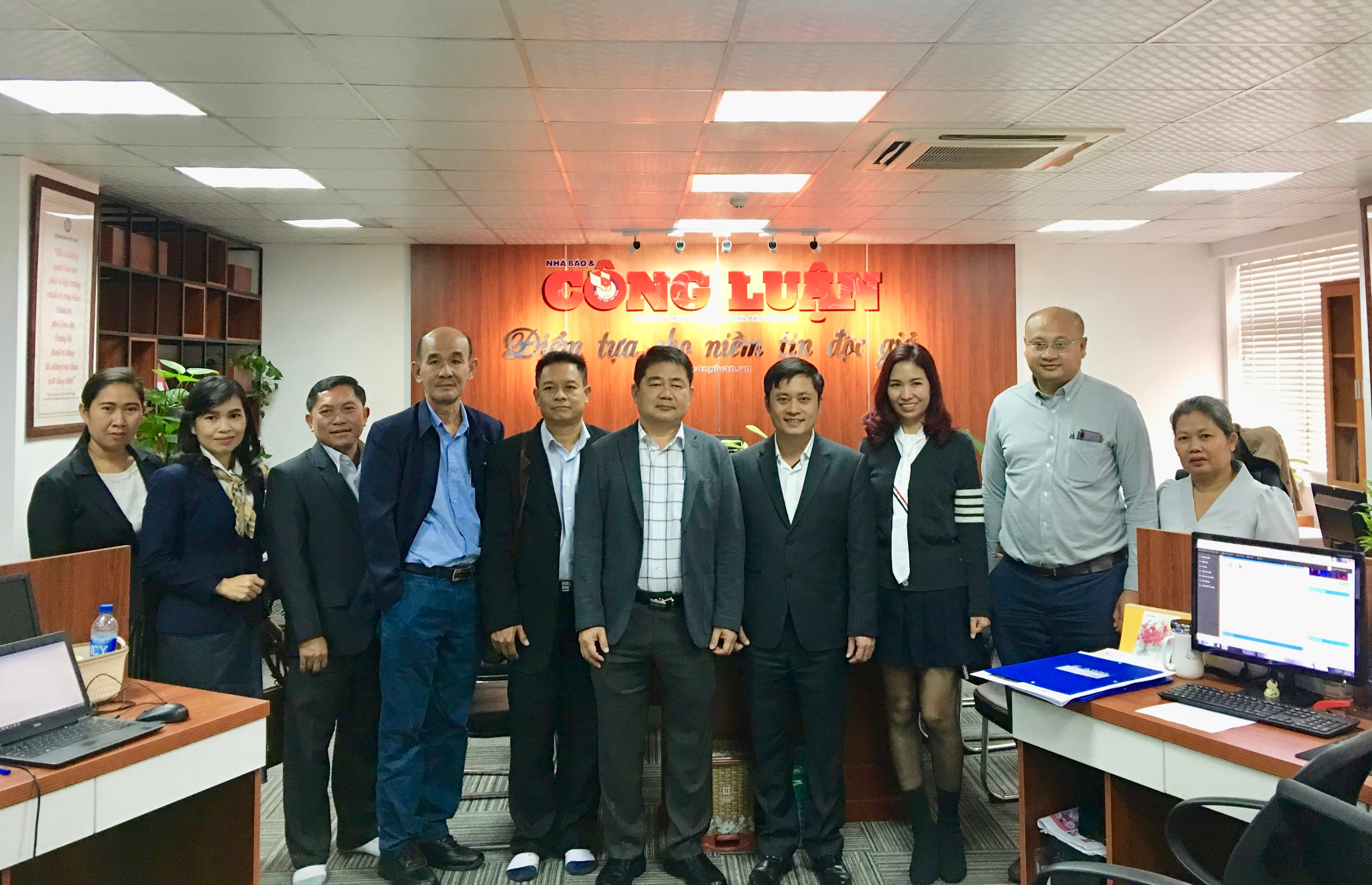 Ông Lê Trần Nguyên Huy - Tổng Biên tập báo Nhà báo & Công luận và bà Trần Lan Anh - Phó Tổng Biên tập kiêm Tổng Thư ký báo Nhà báo & Công luận chụp ảnh lưu niệm với Đoàn công tác Báo chí Lào