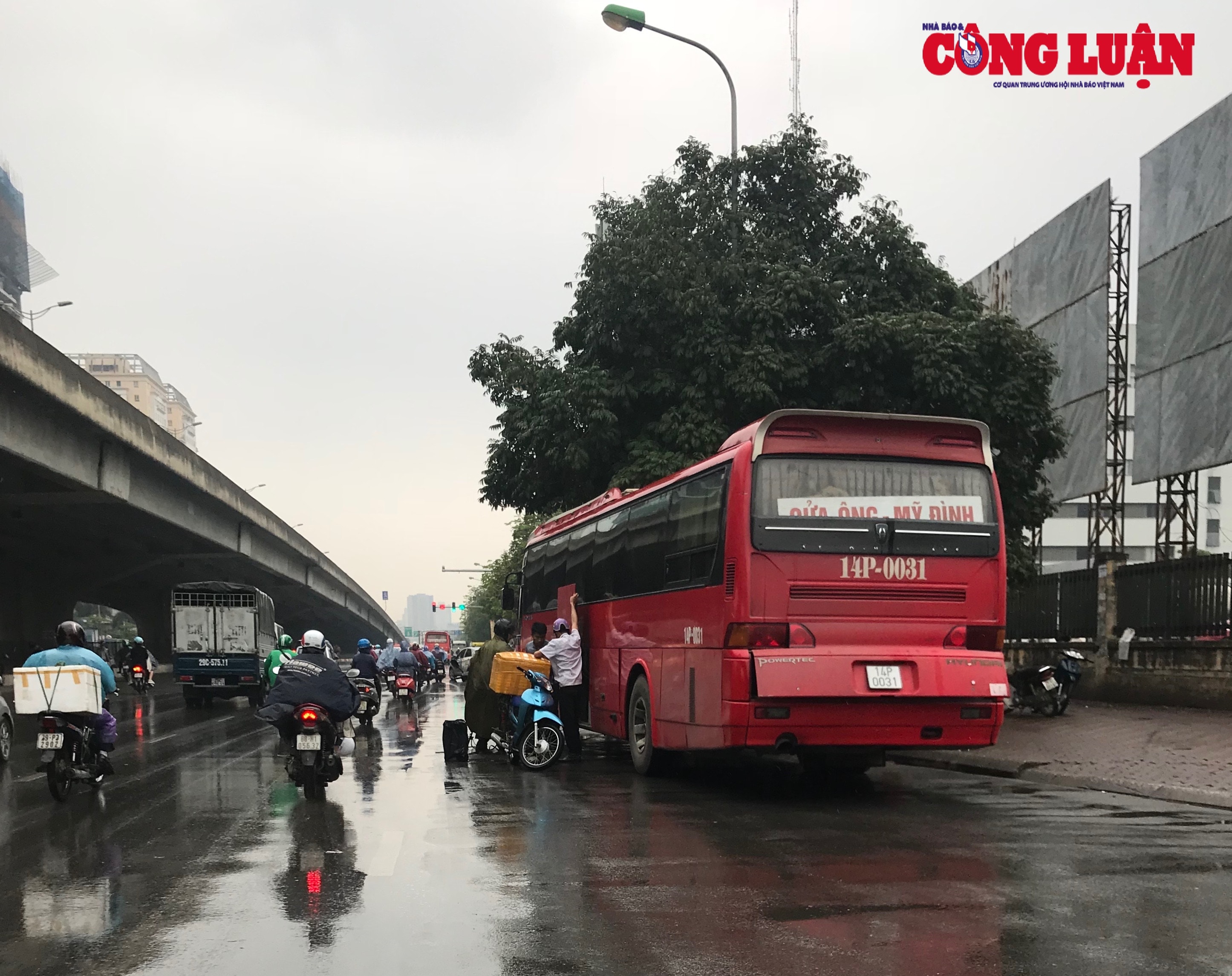 Tình trạng xe ô tô bắt khách dọc đường vẫn còn ngang nhiên diễn ra. Ảnh: N.H