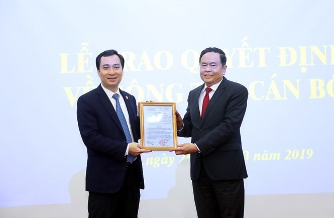 Bí thư Trương ương Đảng, Chủ tịch UBTƯ MTTQ Việt Nam Trần Thanh Mẫn trao Quyết định cho tân Trưởng Ban Tuyên giáo UBTƯ MTTQ Việt Nam Vũ Văn Tiến (Ảnh: Kỳ Anh)