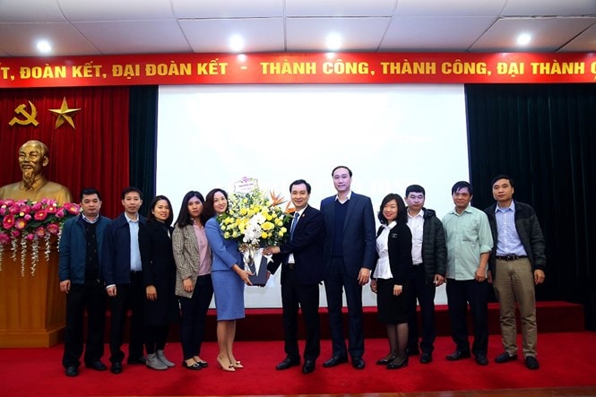Cơ quan và đồng nghiệp tặng hoa chúc mừng đồng chí Vũ Văn Tiến trên cương vị mới (Ảnh: Kỳ Anh)