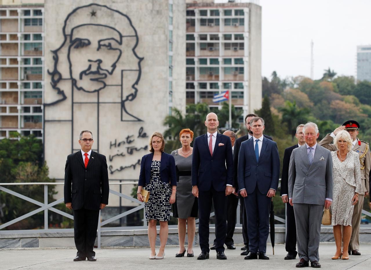 Thái tử Charles và phu nhân Camilla dâng hoa tại đài tưởng niệm anh hùng Jose Marti ở quảng trưởng khởi nghĩa ở thủ đô Havana. Ảnh: Reuters