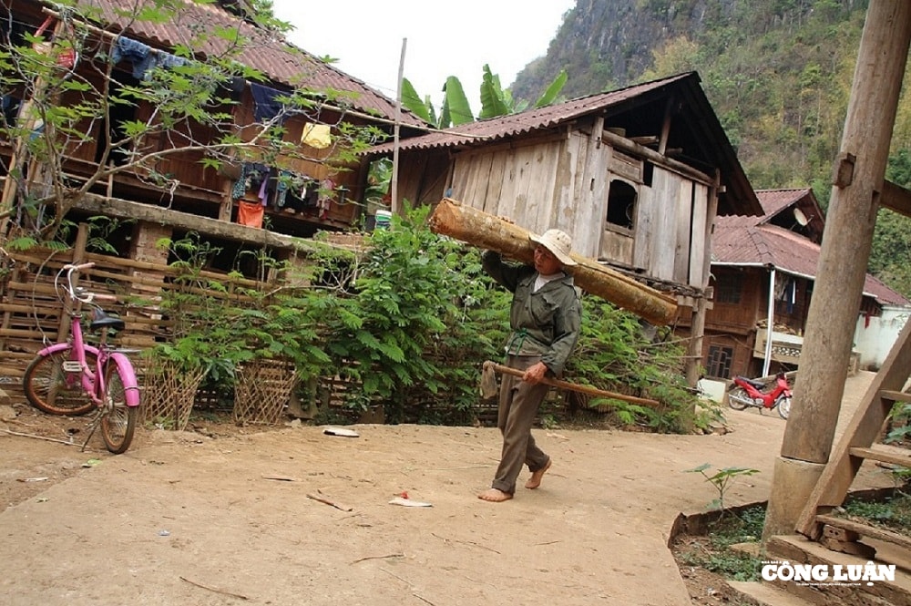 Do thiếu đất sản xuất vì đã trồng cao su hết, hàng ngày, ông Lường Văn Chương (xã Tông Lạnh, huyện Thuận Châu) phải vượt qua những vách núi dựng đứng để đến nương rẫy của mình. (Ảnh: Ông Chương sau 1 buổi đi nương về - P.V)