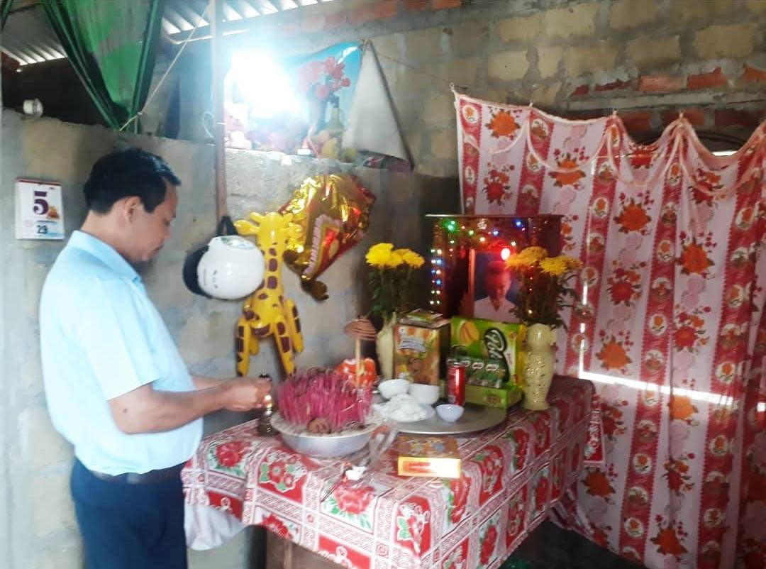 Nhà báo Nguyễn Quang Tám, Báo PLVN thắp hương cho cháu bé xấu số (Ảnh: Cái Văn Long)